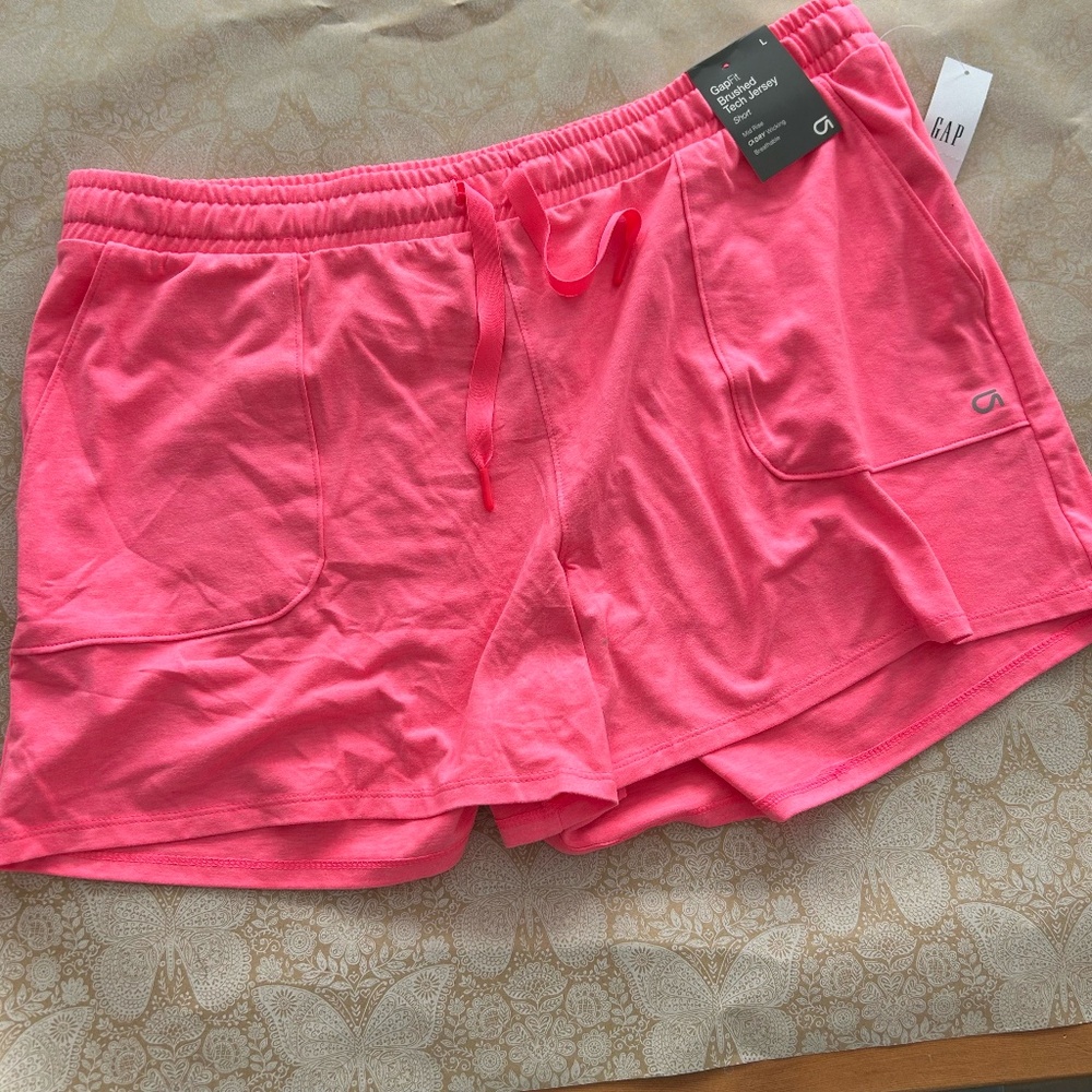 GAP Fit Women’s Brushed Tech Jersey Shorts in Neon Coral Size Large